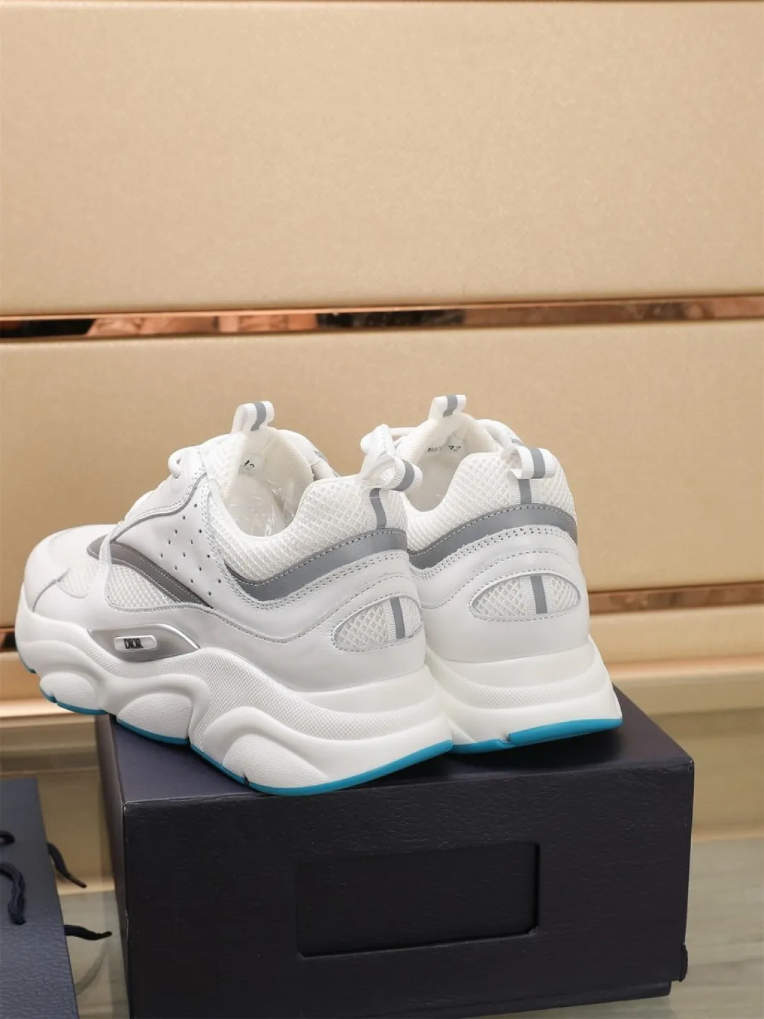 Men's shoes 💰P460💰【Dior】Dior✨ is online at the same time👏 This casual sneaker is a new product in the series and continues Di*r's classic style. The upper is made of original mesh and cow leather, with a two-color textured outsole, and the brand's iconic details on the rear collar and heel to enhance the style. Fashionable and versatile. Wear it with jeans or slacks for a casual look. Size: 38-44 (45 customized)